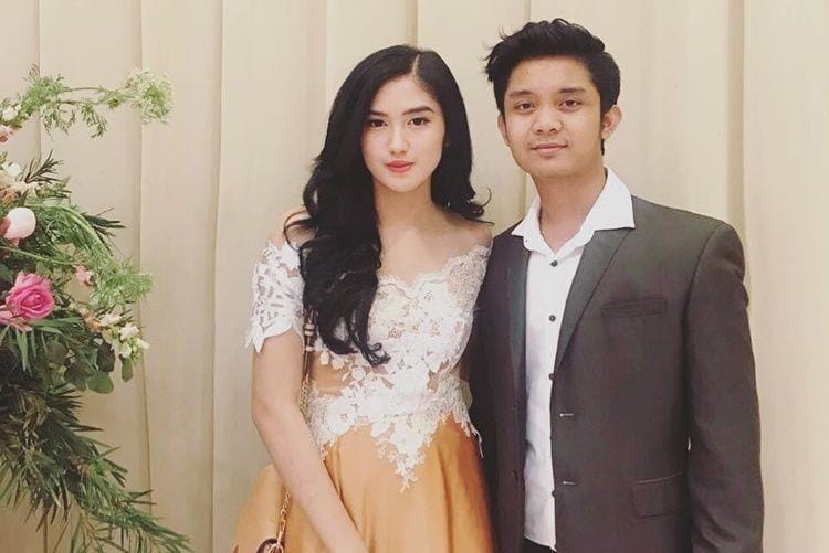 Balikan Lagi, Intip 9 Gaya Pacaran Ochi Rosdiana dan Kekasihnya