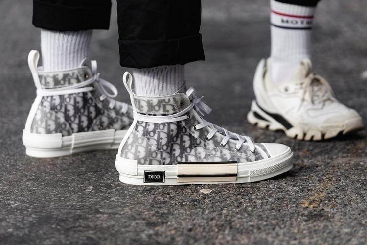 Ini Dia Sneakers yang Lagi Populer Di Kalangan Fashionista!