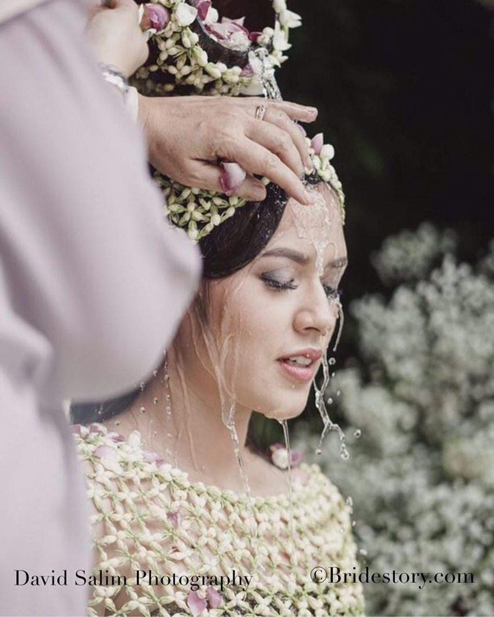 Instagram @thebridestory