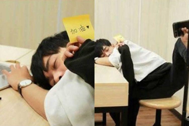7 Foto Lucu Laki-Laki Single Saat Pura-Pura Punya Pacar, Bikin Ngenes!