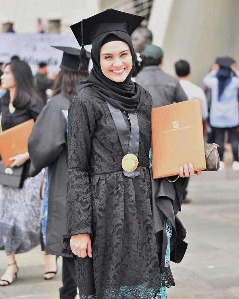 instagram.com/zeezeeshahab