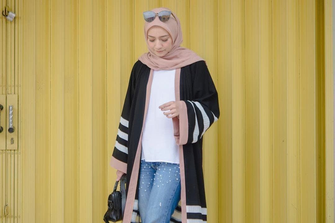 6 Trik Padukan Celana Jeans A la Hijab Influencer yang Wajib Kamu Tahu