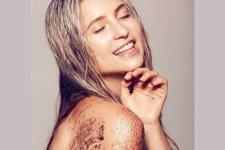 7 Rekomendasi Scrub Badan Terbaik yang Bikin Kulit Badan Makin Lembut
