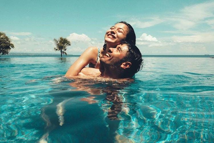 Sudah Menikah, 10 Pasangan Artis Ini Berani Pose Mesra di Kolam Renang