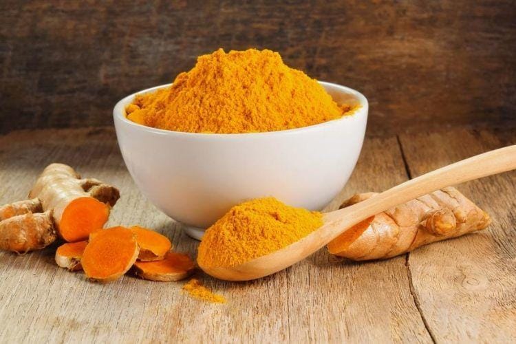 7 Khasiat Rutin Minum Air Kunyit di Pagi Hari, Coba Deh!