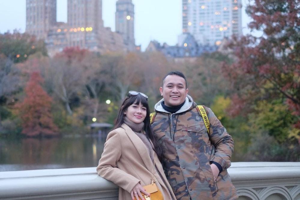 12 Potret Perjalanan Cinta Gilang Dirga dan Istri, Penuh Perjuangan!