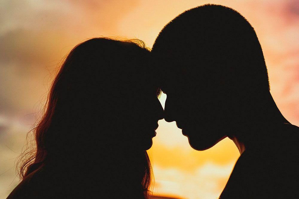 7 Tanda Pasanganmu Patut Dipertahankan hingga Maut Memisahkan