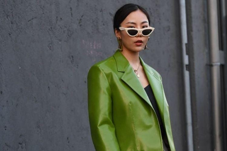 Cara Mengenakan Jaket Kulit untuk Cewek Feminin