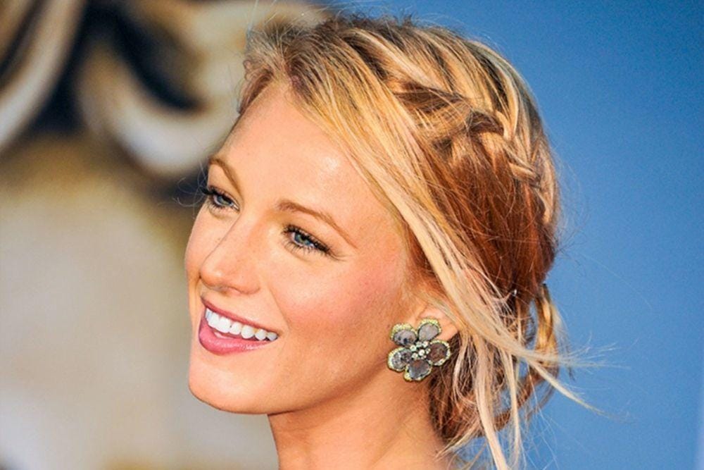 7 Ide Gaya Rambut Cantik untuk Menghadiri Pesta Pernikahan