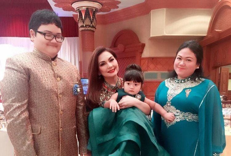 Single Parent, Simak Potret Manis Nia Daniaty dan Keluarga
