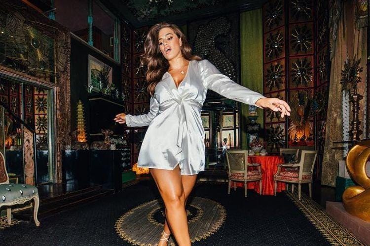 Memiliki Tubuh Berisi, ini 7 Cara Tampil Seksi a la Ashley Graham