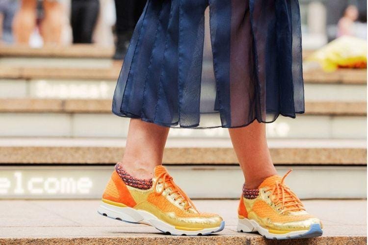 7 Cara Mix & Match Pakai Sneakers untuk ke Kantor