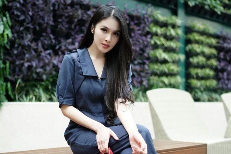 Berapa Harga 1 Look ini: Sandra Dewi