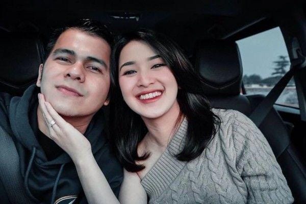 Tiga Tahun Pacaran, 10 Potret Mesra Handika Pratama dan Rosiana Dewi
