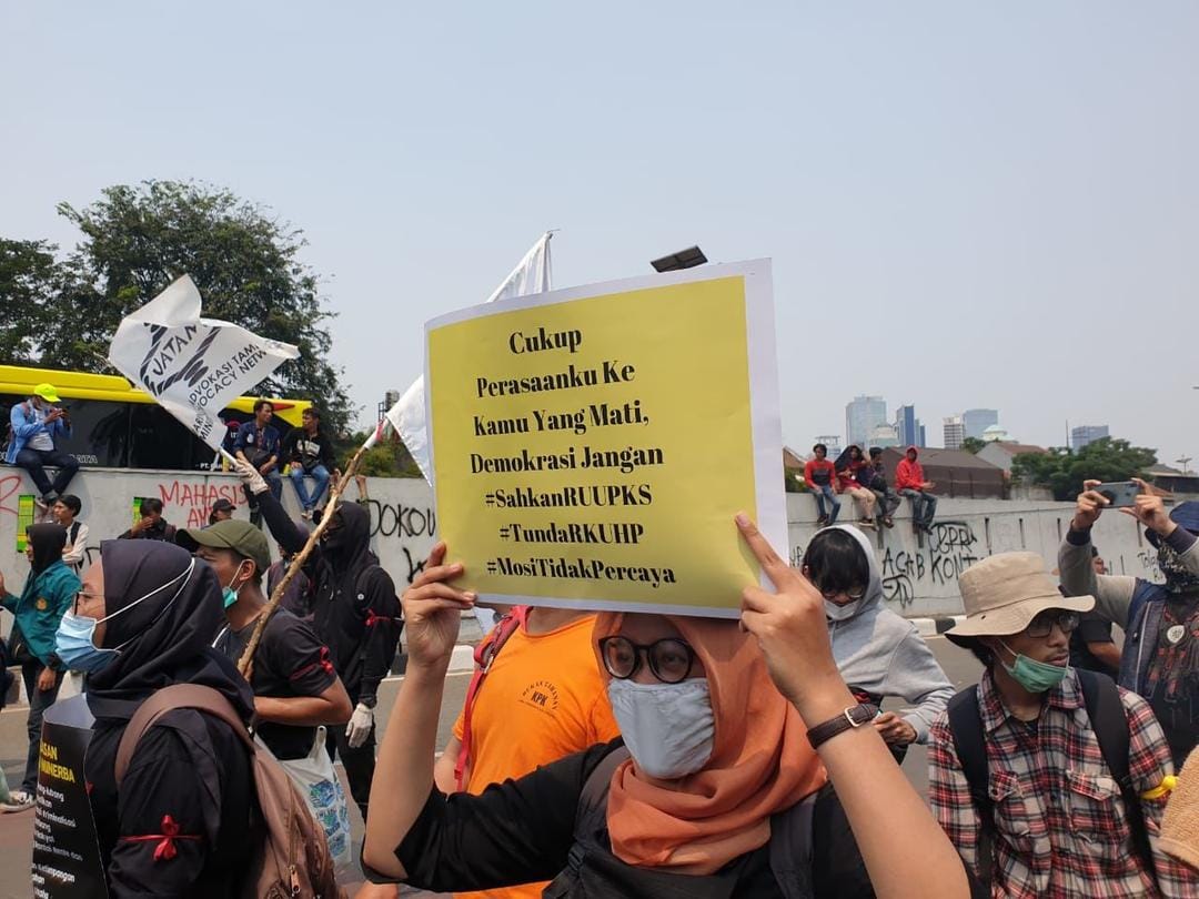 10 Foto Poster Satire a la Mahasiswa di Tengah Demokrasi