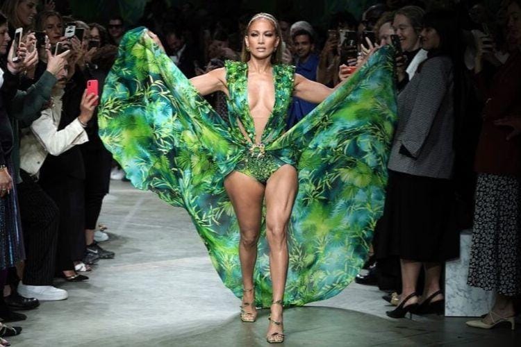 Masih Pede Berbusana Seksi, Ini Gaya Jennifer Lopez yang Masih Hot