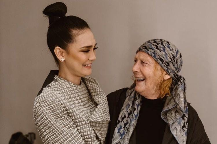 Jarang Disorot, Ini 10 Potret Kedekatan Luna Maya dan Sang Ibu