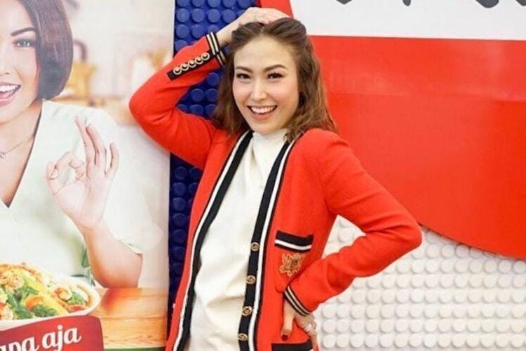 Berapa Harga 1 Look Ini: Ayu Dewi