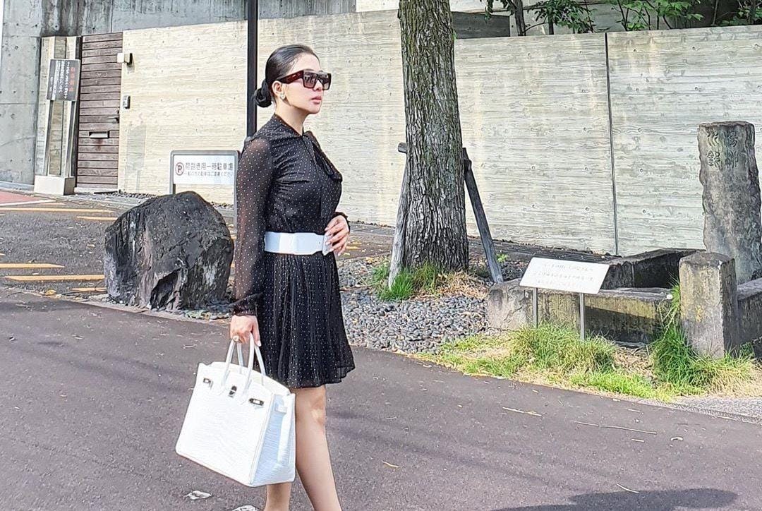 Cukup Kasual, Ini Gaya OOTD Syahrini saat Liburan ke Jepang