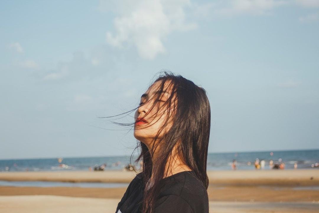 Punya Rambut Tipe Fine Hair? Ini 11 Cara Membuatnya Terlihat Tebal