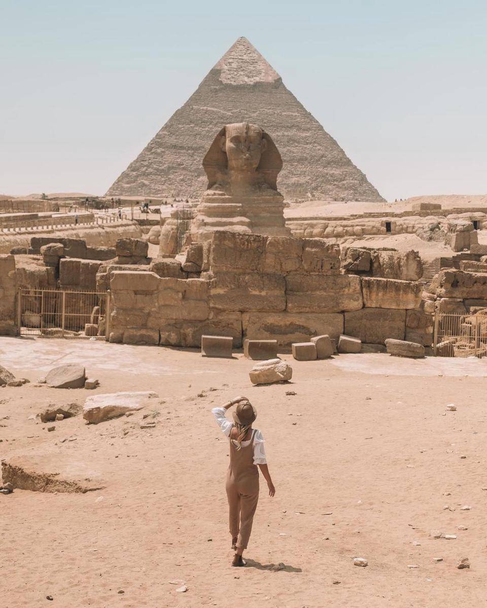 instagram.com/ theblondeabroad