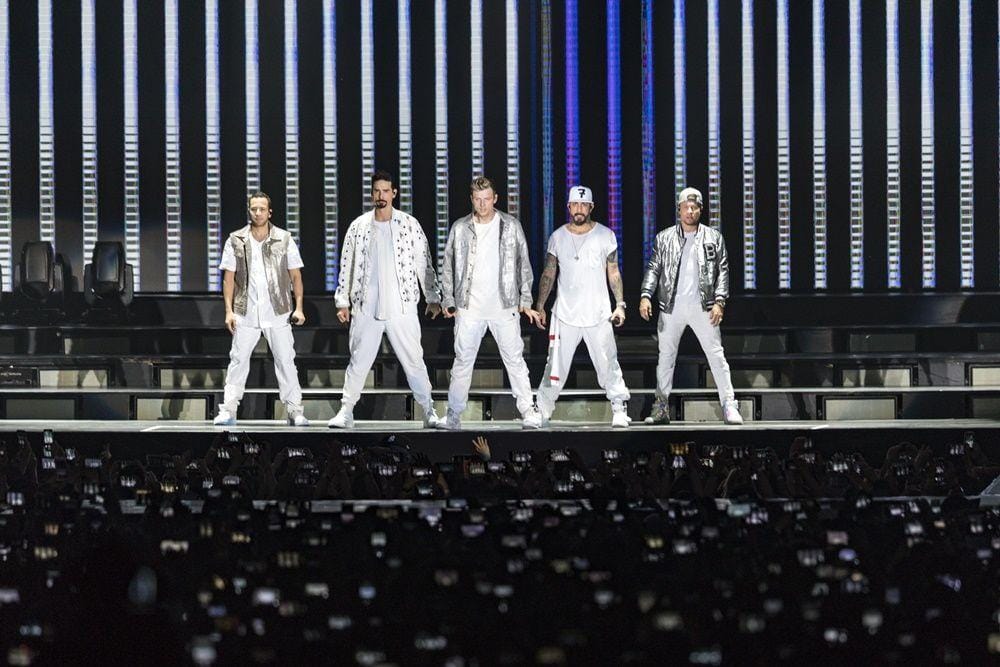 Lempar Baju Saat Konser, Backstreet Boys Sukses Bikin Histeris