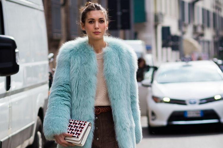 7 Cara Keren Mengombinasikan Mantel Bulu