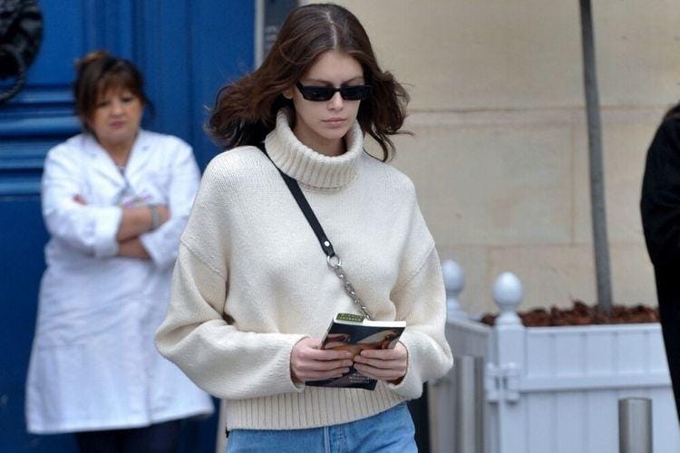 Cuaca Dingin? Saatnya Andalkan Sweater Turtleneck