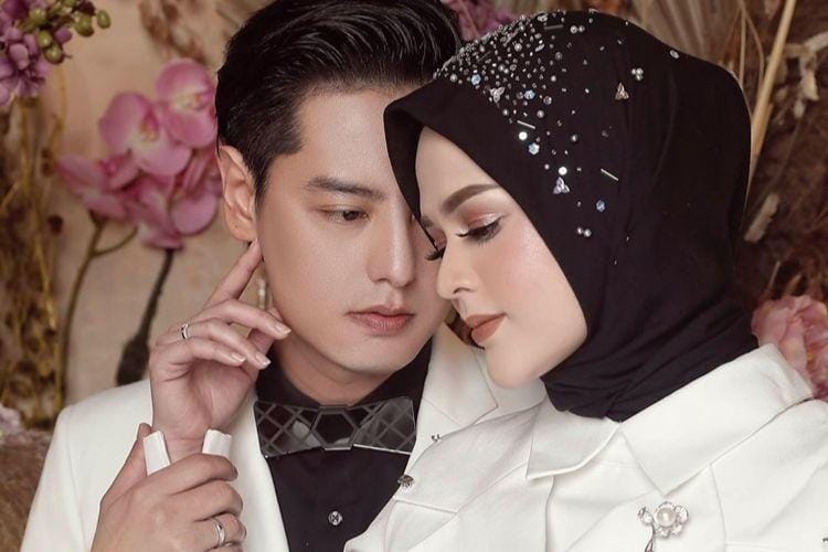 9 Potret Pasangan Artis yang Makin Mesra Setelah Menikah, Gemas!