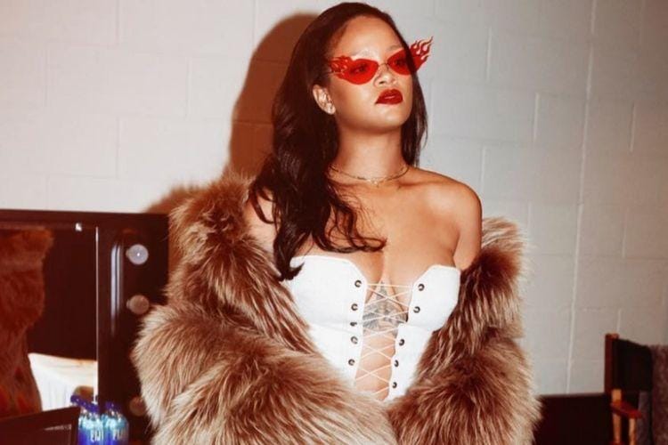 Bukan Pamer Tubuh, Tapi Gaya Rihanna Memang Seksi dan Modis Banget!