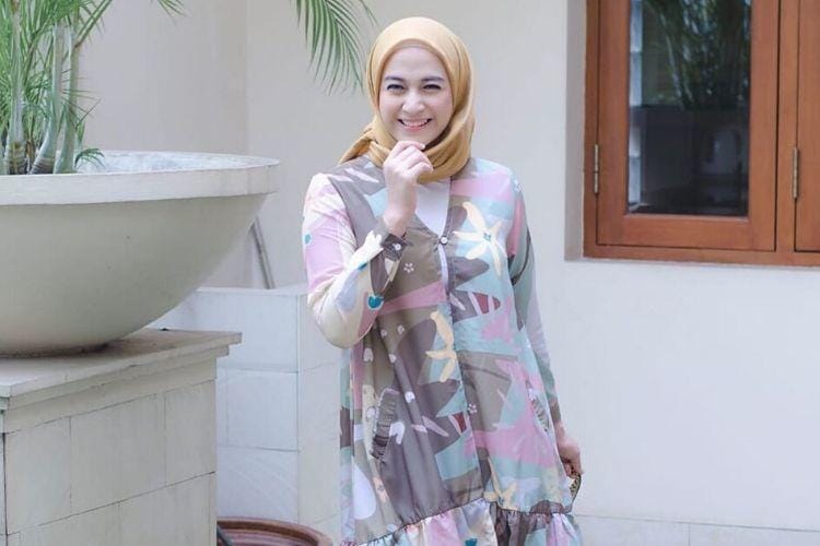 Lama Tak Terdengar, Begini Gaya OOTD Hijab a La Nina Zatulini