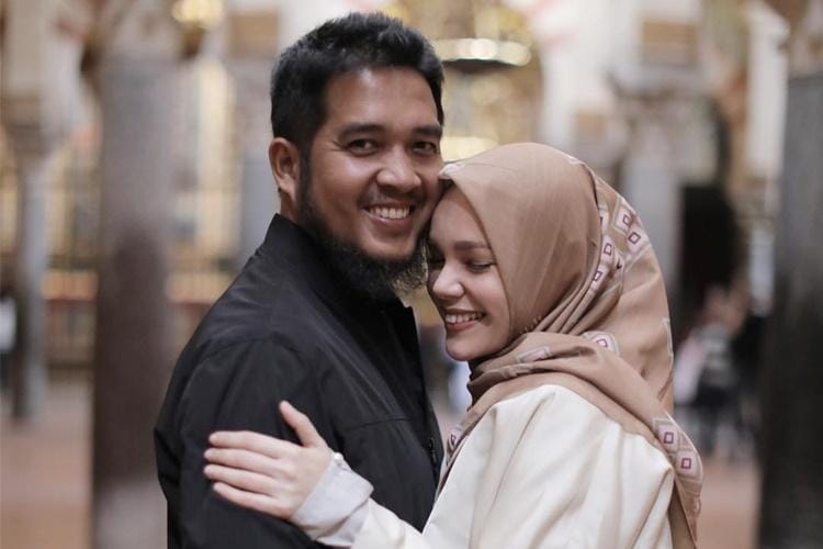 Kisah Cinta Penuh Liku, 10 Artis Ini Bahagia di Pernikahan Ketiga