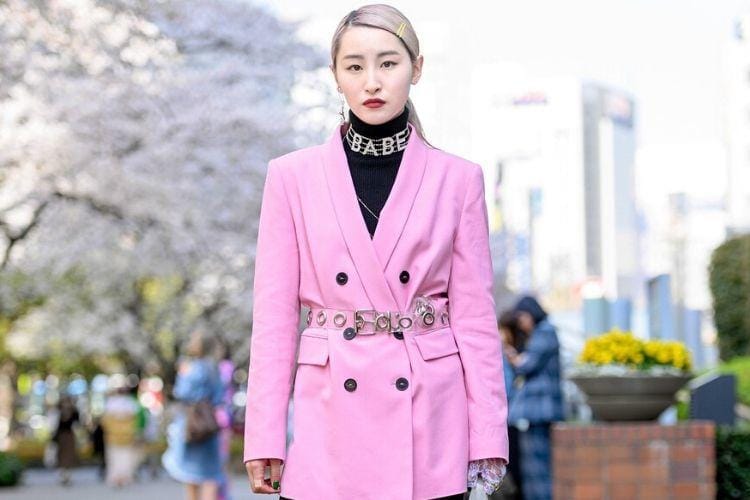 Cara Seru Pakai Blazer Pink untuk Sehari-hari