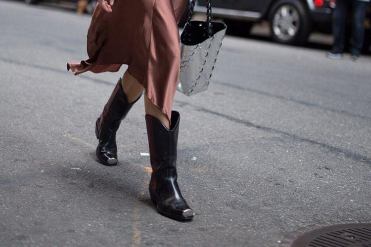 Cara Paling Mudah Membersihkan Sepatu Boots
