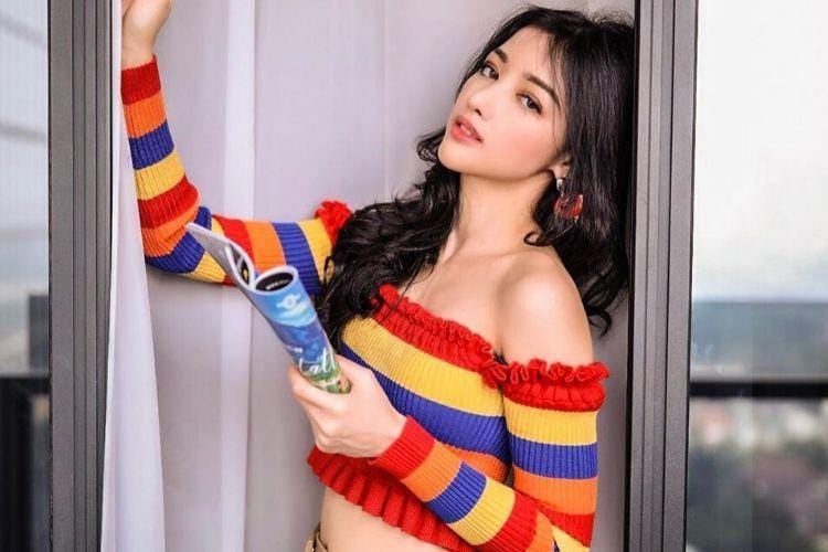 Potret Seksi Siwi Sidi, Pramugari Garuda yang Lagi Viral