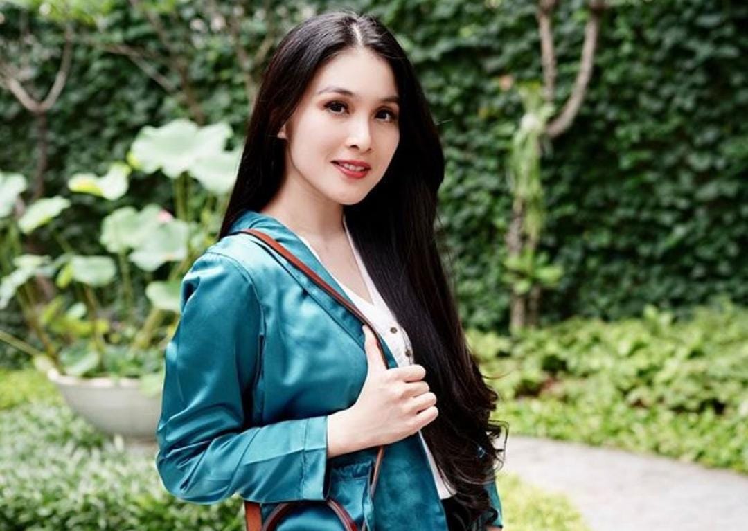 Nggak Seperti Sandra Dewi, 7 Seleb Ini Bangga Pamer Saldo Rekening
