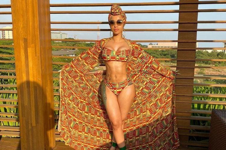 Hobi Pamer Belahan Dada, Ini 7 Gaya Seksi Cardi B!