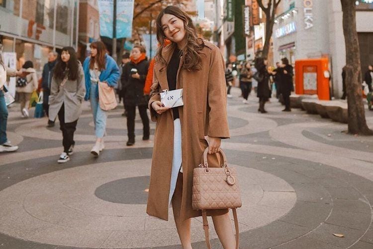 Intip Cara Selebgram Indonesia Pakai Coat saat Musim Dingin