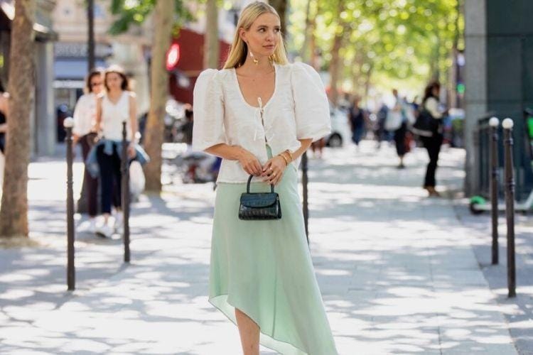 Saatnya Andalkan Slip Skirt untuk OOTD Sehari-hari!