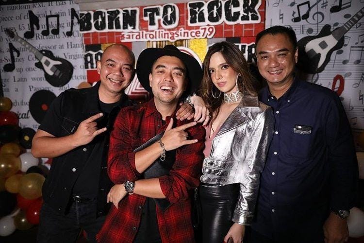 10 Foto Kedekatan Nia Ramadhani dan 4 Kakak Sambungnya, Akur Banget!