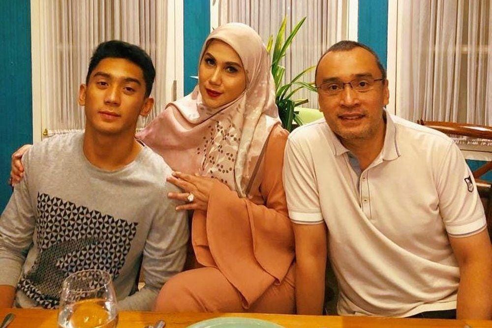10 Potret Harmonisnya Hubungan Artis Anak Tunggal dan Orangtua
