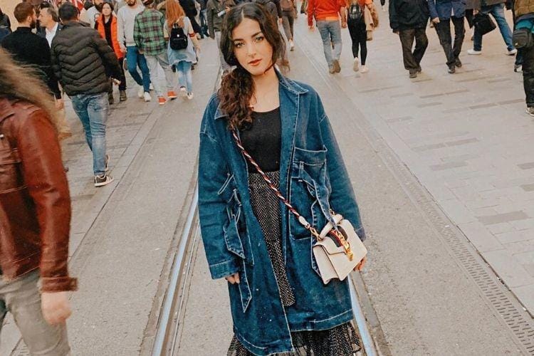 Tiru Gaya Selebgram Indonesia Pakai Jaket Denim