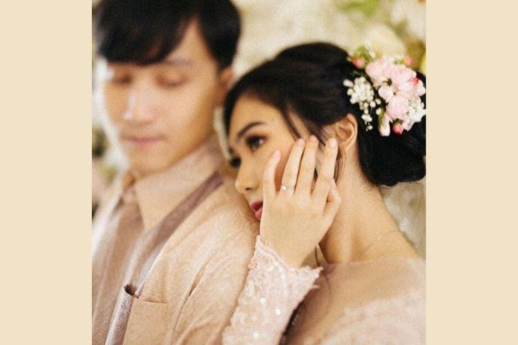 Sembunyikan Kisah Asmara, 5 Seleb Ini Tiba-Tiba Lamaran & Menikah