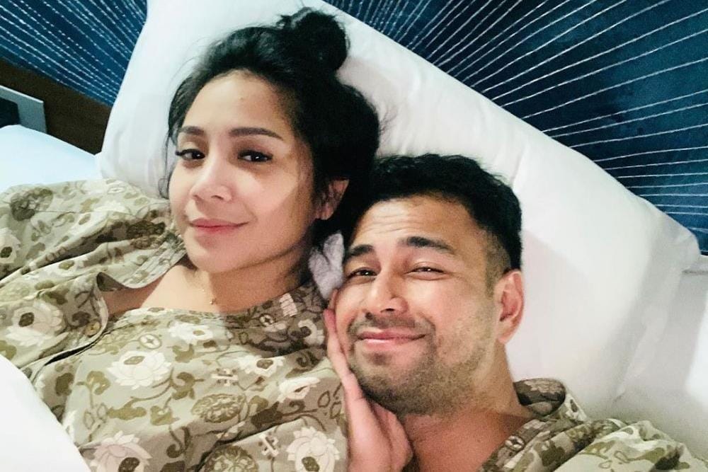 Mesranya, 10 Pasangan Artis Suami-Istri yang Berpose di Atas Ranjang