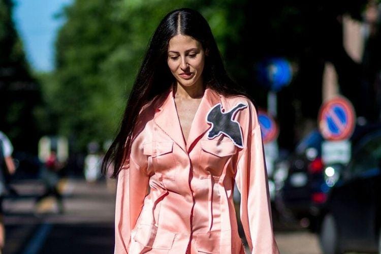 Tips Tampil Modis a La Fashionista Pakai Warna Pink