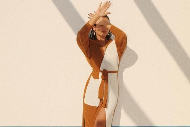 Ikuti Tren Terbaru dengan Outfit Two-tone yang Kekinian