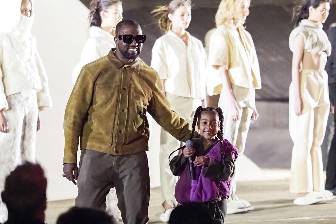 Aksi North West, Anak Kim Kardashian di Paris Fashion Week