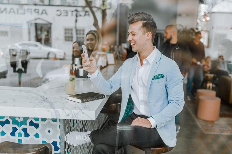 Ini 3 Zodiak yang Paling Jago Flirting Lewat Aplikasi Kencan
