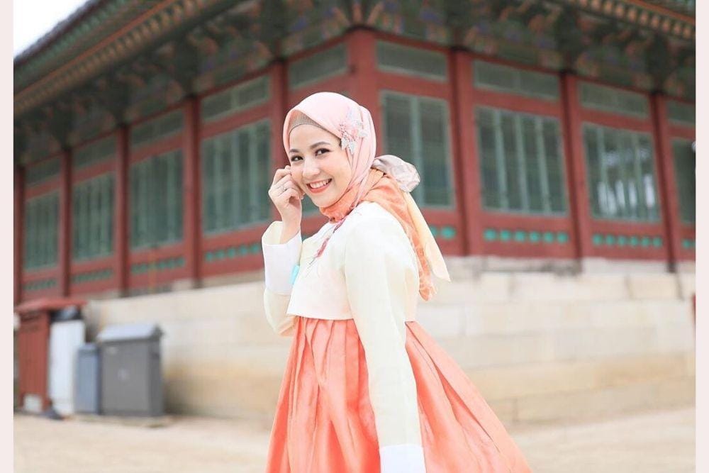 9 Gaya Riasan Seleb Tanah Air Ketika Mengenakan Hanbok
