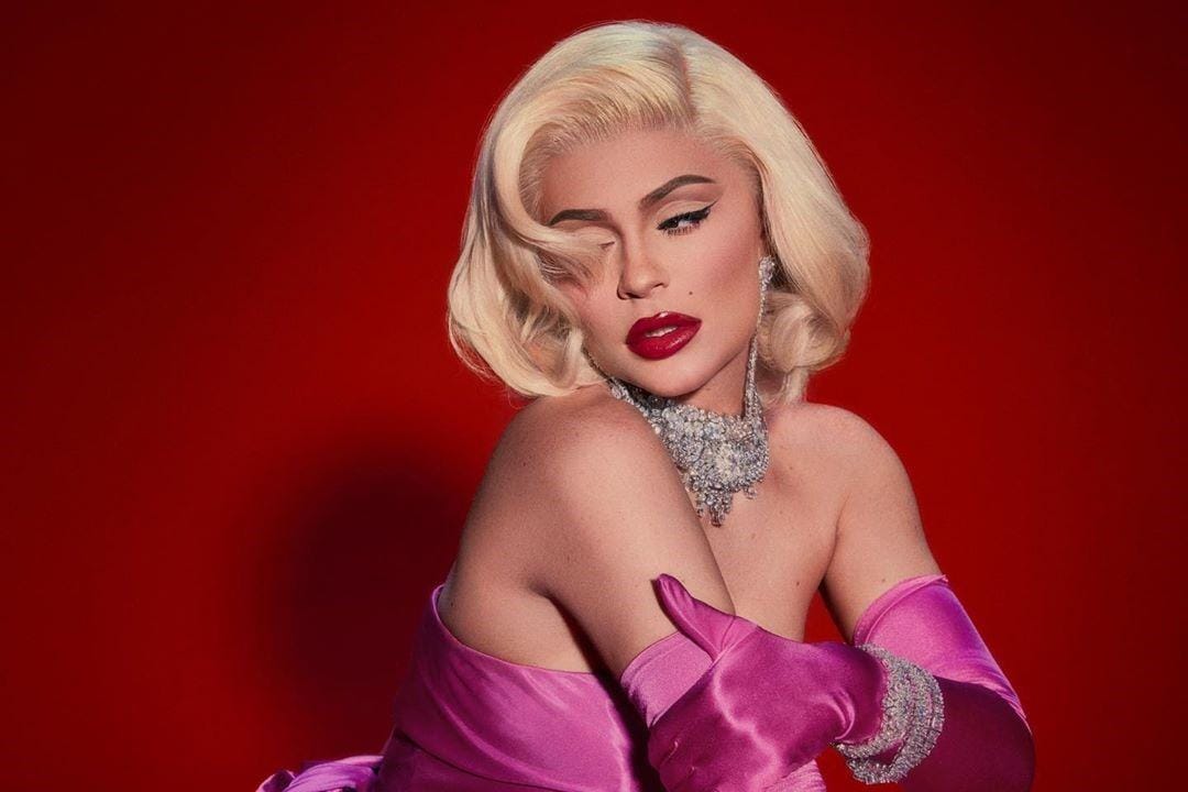 Daftar Postingan Instagram Seksi Kylie Jenner yang Penuh Sensasi